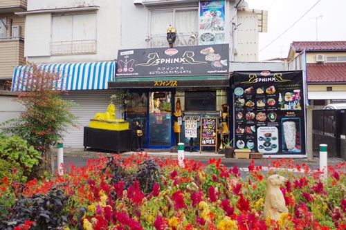 異彩を放つ店構えの「スフィンクス」だが、街の風景に馴染んでいる