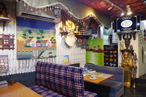 エジプト人の家に招かれたような、民芸品が並ぶアットホームな店内
