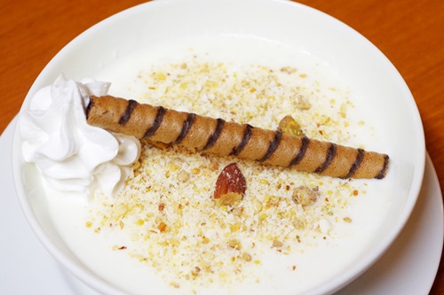 ナッツとクレープロールクッキー、生クリームをトッピング
