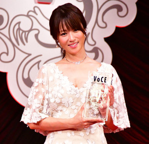 深田恭子、セクシードレス姿で胸元チラリ「年齢が上がると艶が大事!」