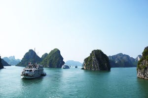 ベトナムの世界遺産「ハロン湾」は、泊まらないと"本当の絶景"が見られない?