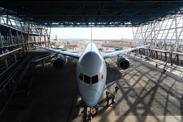 Boeing 787 Prototype Displayed in Japan
