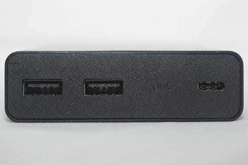 左側の2つが従来のUSB端子(Standard-A)、右側が新しいUSB Type-C端子