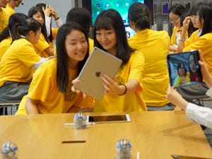 Apple 表参道で女子校生がiPadとロボットボール「SPRK+」を使ってプログラミングに挑戦!