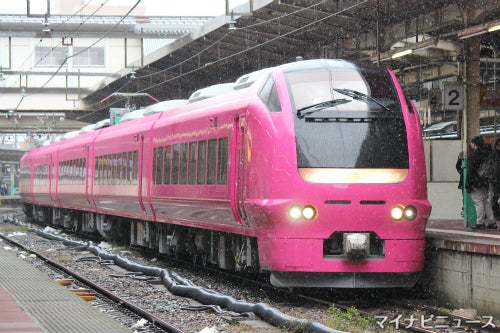 Jr東日本e653系 ハマナス色の特急 いなほ 登場 新潟駅を発車 マイナビニュース
