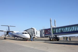 宮崎空港、国内初の小型機対応ロングPBB運用開始--機体へ直接接続が可能に