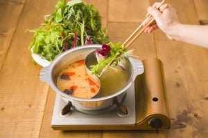 10品目のたっぷり野菜を2種のスープで楽しめる「草鍋」とは?