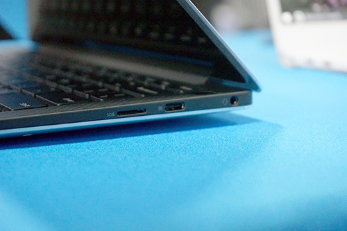 右側面にUSB 3.1 Tyep-C