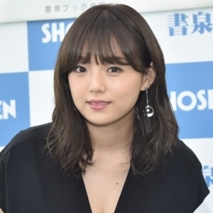 篠崎愛、グラビアの写真修正に言及「横乳が出過ぎで消したり…」