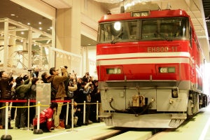 JR貨物EH800形11号機、京都鉄道博物館に青函トンネル専用機が入線
