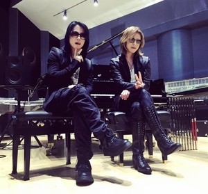 YOSHIKI&HYDEの2ショットに「神々しい」と反響 - コラボ期待の声も