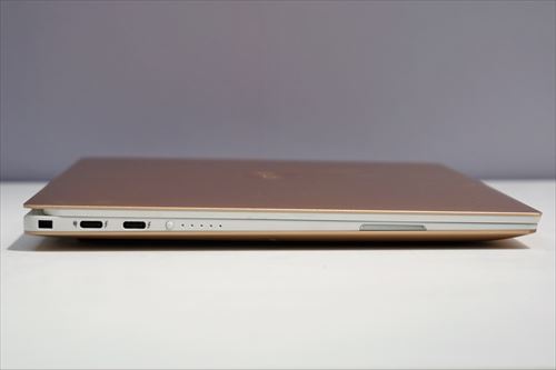 左側面。2基のThunderbolt 3を配置