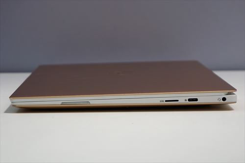 右側面、USB 3.1 Type-Cを搭載