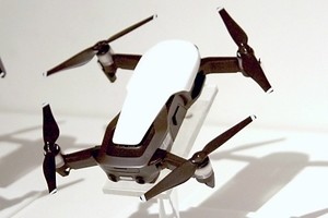 DJI、4K動画を撮れる折り畳み小型ドローン「Mavic Air」国内発表