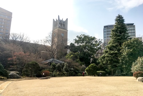 「大隈庭園」は大隈重信の別邸跡。芝生に座り、読書にいそしむ一日なんていかがだろう