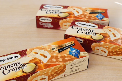 ただ並べるだけでも絵になる「ハーゲンダッツ クランチークランチ『塩キャラメルマカデミア』」(税込294円)