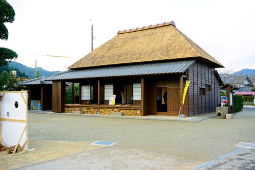 2017年12月に開業したばかりの「西郷どんの宿」。茅葺き風の屋根で、囲炉裏など内観は当時を極力再現。着物の着付け体験や観光ガイドによる街歩きなどができる
