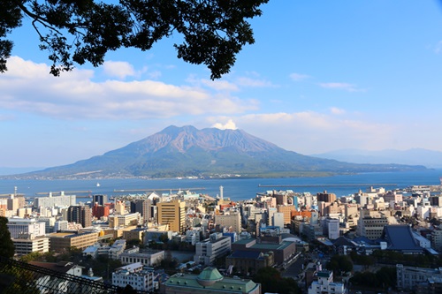 薩軍本営跡は「ドン広場」とも呼ばれる。昭和頃まで、時報代わりにここに置かれた大砲で空砲を撃っており、その「ドン! 」という音からこの愛称がついた