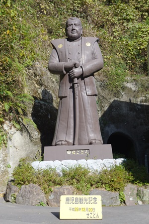 西郷洞窟のそばにあるせごどん像。隣にはお土産センターもあり、鹿児島の名産品や西郷のグッズが手に入る