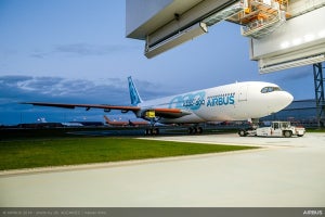 エアバスA330-800がロールアウト--A350 XWBの新客室・エアスペース搭載