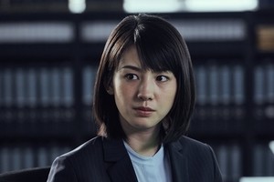 桜庭ななみ『マンハント』新人刑事役の新写真! 悪戦苦闘でも表情キリリ