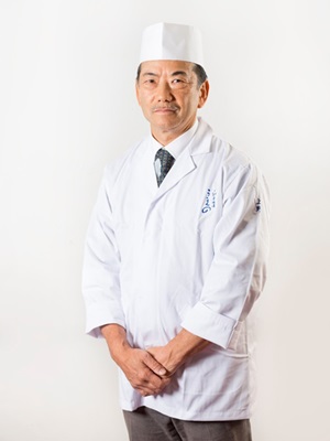 上野法男シェフは、大阪あべの辻調理師専門学校を卒業後、同校の講師を務め、独立開業してから8年後に「一汁二菜うえの」をオープンした