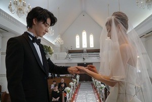 山崎賢人&新木優子の結婚式シーン写真公開『トドメの接吻』第9話