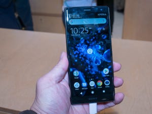 フィット感を高めた新デザインを採用し、4K HDR対応のカメラを備えた「Xperia XZ2」