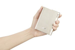 ASUS、バッテリを内蔵した手のひらサイズのプロジェクタ