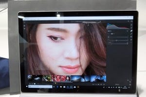 [CP+] この紙なんだ? 日本マイクロソフトのブースはSurface一色