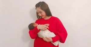 平祐奈、姉･愛梨の息子"甥っ子"を抱っこ「ニヤニヤとまんない」