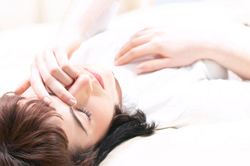 朝にベッドから出たくなくなるほどのひどい生理痛に苛まれている女性もいる