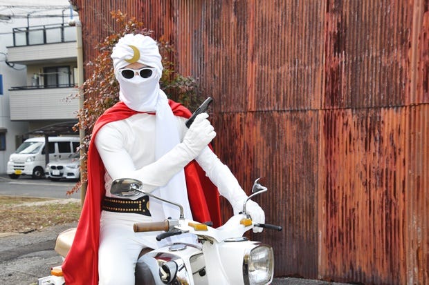 正義の味方・月光仮面のバイクは現存した!? 神社仏閣スタイルの名車に遭遇 | マイナビニュース