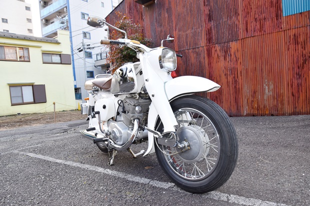 正義の味方・月光仮面のバイクは現存した!? 神社仏閣スタイルの名車に遭遇 | マイナビニュース