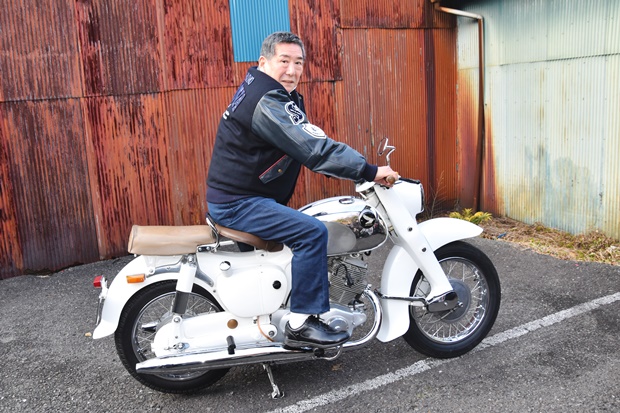 正義の味方・月光仮面のバイクは現存した!? 神社仏閣スタイルの名車に遭遇 | マイナビニュース