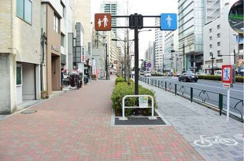 山手通り自転車道は歩車・自転車が分離されている