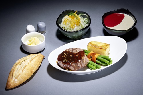 自分の好みに合わせてメニューを選択でき、料理はスタイリッシュな磁器製の食器で提供
