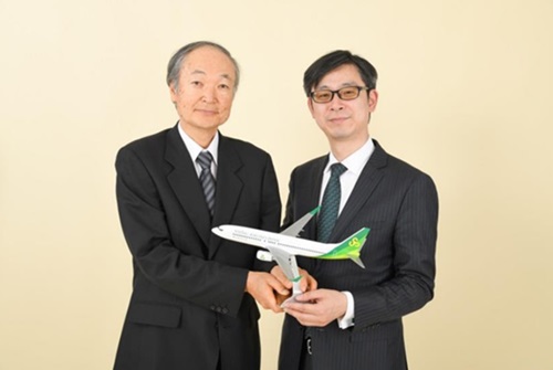 (左から)春秋航空日本の樫原利幸新社⻑と王煒会⻑