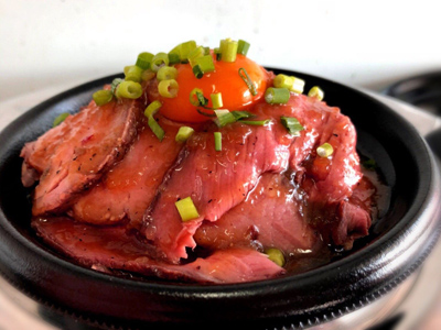 「マウンテンローストビーフ丼」(税込400円)