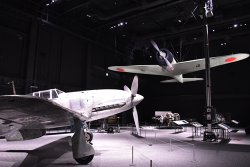A2ゾーン。「三式戦闘機『飛燕』」(実機・左)は第2次世界大戦時に日本帝国陸軍が開発、川崎航空機が製造した国産戦闘機。館のリニューアルに合わせて鹿児島の知覧特攻平和会館から里帰りした。「零戦　試作初号機」(実物大模型・右)は戦時中に各務原飛行場で初飛行したものを忠実に復元
