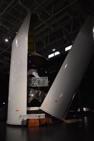 S1ゾーン。Space(宇宙)をテーマとしたSゾーンは、日本初の純国産ロケット「HIIロケット」の先端部で人工衛星を格納するフェアリングや、エンジンの実物の展示から始まる