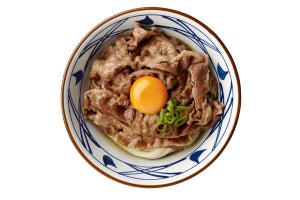 丸亀製麺、甘辛く焼き上げた牛肉を卵と絡めて食べる「牛すき釜玉」発売