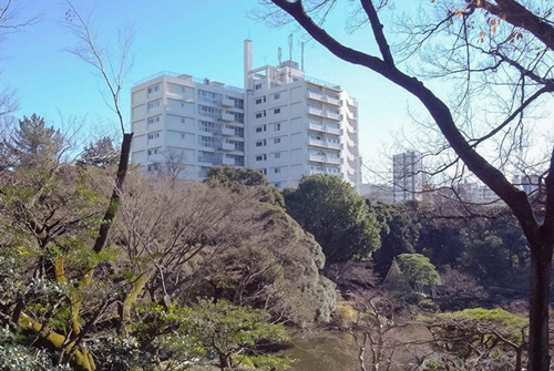 旧古河庭園の真横に建つ「古河ガーデンマンション」。環境や眺望がすばらしい