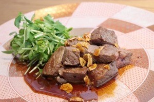 エンタメ要素も満載!「鉄板焼と酒 ささや」でカジュアルな鉄板料理とお酒を楽しんできた