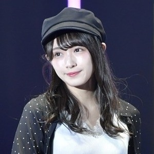 欅坂46渡辺梨加、ミニスカートで美脚披露　キュートなポーズに歓声