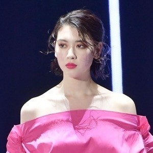 三吉彩花のデコルテ&美背中にうっとり! ランウェイで色気放つ