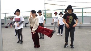 登美丘高校ダンス部が"バブリーダンス"後の新作披露、コーチに密着