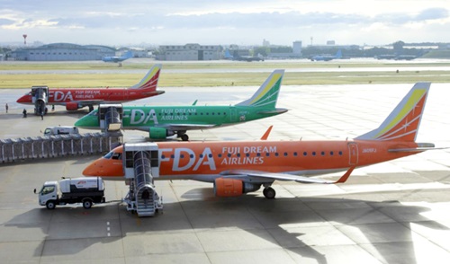 県営名古屋空港に駐機するFDAのエンブラエル ERJ170 (上から1号機、4号機、5号機)