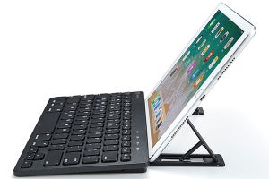サンワサプライ、iPhone / iPad用スタンドを内蔵するBluetoothキーボード