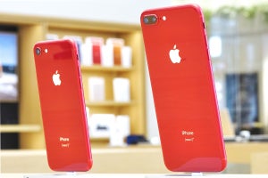 iPhone 8/8 Plusの新色「(PRODUCT)RED」販売開始、開店待ちも
